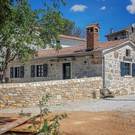 Nyaraló Dvori *