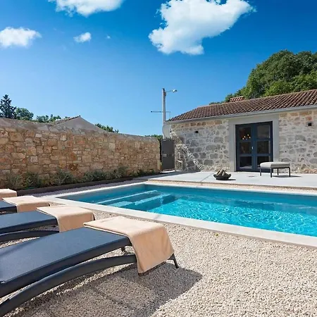 Dvori * Antonci (Porec)